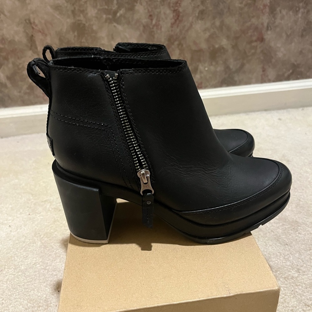 Brand New Sorel Blake Black Leather Waterproof Boot